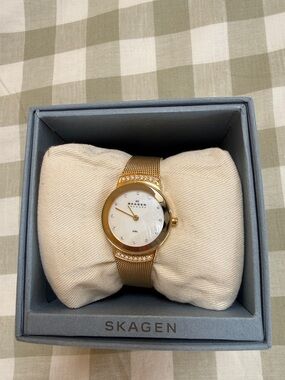 Skagen Freja gold Tone Mesh Watch with Mother-of-Pearl Dial - note needs battery